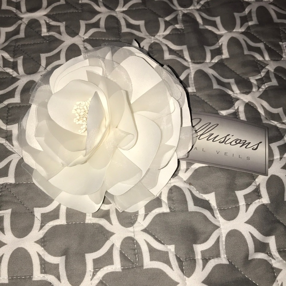 Illusions Bridal Veil Hairpiece/Accent flower NWT